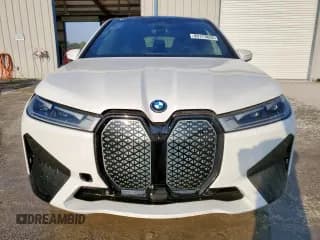 ✅ 2024 BMW iX xDrive50 • VIN: WB523CF01RCP94121 • Lot: 80173855. Wystawiony na Copart z przebiegiem 22 190 mil. Bezpłatny archiwum sprzedaży aukcyjnych z USA i szczegółowy raport historii pojazdu na DreamBid. Zdjęcie 5.