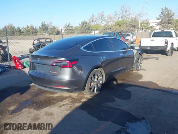 ✅ 2018 Tesla Model 3 Long Range Battery • VIN: 5YJ3E1EB4JF181007 • Lot: 43580607. Wystawiony na IAAI z przebiegiem 109 942 mil. Bezpłatny archiwum sprzedaży aukcyjnych z USA i szczegółowy raport historii pojazdu na DreamBid. Zdjęcie 4.