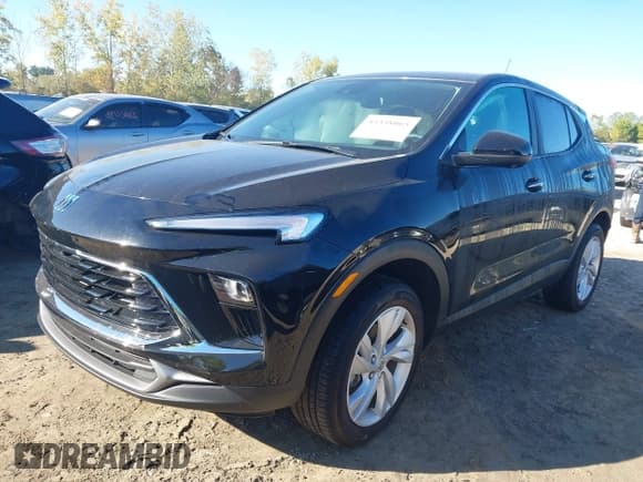 ✅ 2025 Buick Encore GX Preferred • VIN: KL4AMCSLXSB122464 • Lot: 43338065. Wystawiony na IAAI z przebiegiem 2 963 mil. Bezpłatny archiwum sprzedaży aukcyjnych z USA i szczegółowy raport historii pojazdu na DreamBid. Zdjęcie 2.