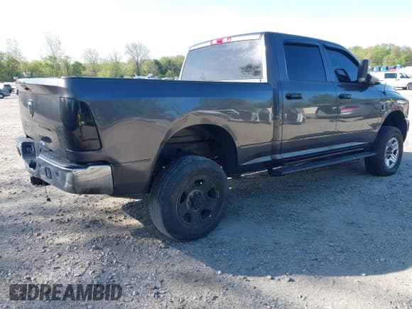 ✅ 2018 Ram 2500 Tradesman • VIN: 3C6UR5CL1JG390282 • Lot: 42133001. Listed on IAAI with 256,087 mi. Free auction sales archive from the USA and detailed vehicle history report at DreamBid. Image 4.