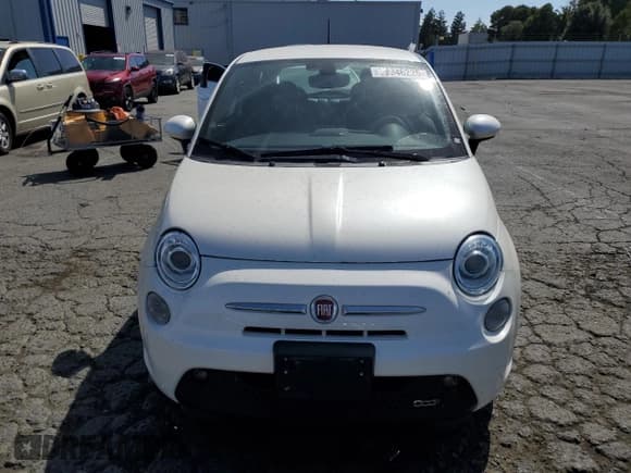 ✅ 2018 FIAT 500e • VIN: 3C3CFFGE5JT469593 • Lot: 59946225. Listed on Copart with 35,003 mi. Free auction sales archive from the USA and detailed vehicle history report at DreamBid. Image 5.