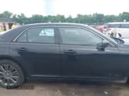 ✅ 2014 Chrysler 300 C John Varvatos Limited Edition • VIN: 2C3CCAJG4EH236969 • Lot: 42619408. Wystawiony na IAAI z przebiegiem 174 420 mil. Bezpłatny archiwum sprzedaży aukcyjnych z USA i szczegółowy raport historii pojazdu na DreamBid. Zdjęcie 13.