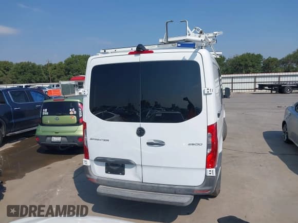 ✅ 2019 Mercedes-Benz Sprinter Cargo • VIN: WD3PF0CD5KP037660 • Лот: 43062566. Опубликован ранее на IAAI с пробегом 217 193 миль. Бесплатный доступ к архиву аукционных продаж из США и подробный отчёт об истории автомобиля на DreamBid. Изображение 16.