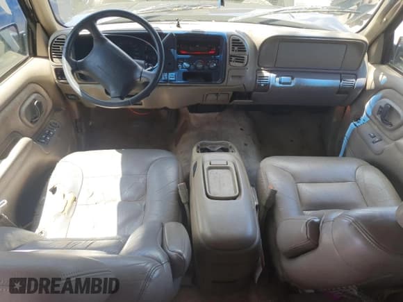 ✅ 1997 GMC Suburban • VIN: 3GKFK16R4VG518331 • Lot: 56241425. Wystawiony na Copart z przebiegiem 265 201 mil. Bezpłatny archiwum sprzedaży aukcyjnych z USA i szczegółowy raport historii pojazdu na DreamBid. Zdjęcie 8.