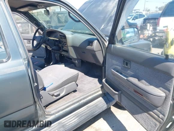 ✅ 1993 Toyota 4Runner • VIN: JT3VN29V0P0018949 • Lot: 42765323. Wystawiony na IAAI z przebiegiem 269 760 mil. Bezpłatny archiwum sprzedaży aukcyjnych z USA i szczegółowy raport historii pojazdu na DreamBid. Zdjęcie 5.