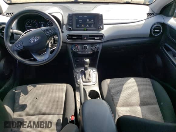 ✅ 2018 Hyundai Kona SE • VIN: KM8K1CAA6JU177317 • Lot: 46244543. Wystawiony na Copart z przebiegiem 54 151 mil mil. Skorzystaj z bezpłatnego archiwum sprzedaży aukcyjnych z USA i zobacz szczegółowy raport historii pojazdu na DreamBid. Zdjęcie 8.