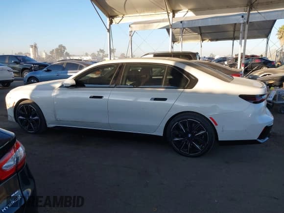 ✅ 2023 BMW i7 xDrive60 • VIN: WBY53EJ06PCN64039 • Лот: 40752159. Опубликован ранее на IAAI с пробегом 8 837 миль. Бесплатный доступ к архиву аукционных продаж из США и подробный отчёт об истории автомобиля на DreamBid. Изображение 14.