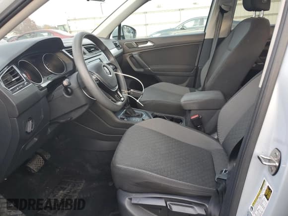 ✅ 2018 Volkswagen Tiguan S • VIN: 3VV0B7AXXJM053044 • Lot: 91387545. Wystawiony na Copart z przebiegiem 33 308 mil. Bezpłatny archiwum sprzedaży aukcyjnych z USA i szczegółowy raport historii pojazdu na DreamBid. Zdjęcie 7.