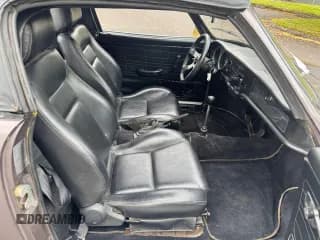 ✅ 1972 Volkswagen Karmann Ghia • VIN: 1422010582 • Lot: 66662505. Wystawiony na Copart z przebiegiem 31 259 mil. Bezpłatny archiwum sprzedaży aukcyjnych z USA i szczegółowy raport historii pojazdu na DreamBid. Zdjęcie 5.