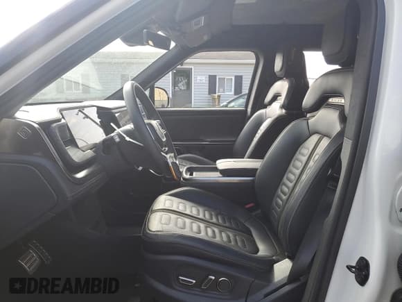 ✅ 2023 Rivian R1S Adventure • VIN: 7PDSGABA3PN016604 • Lot: 55323005. Wystawiony na Copart z przebiegiem 36 055 mil. Bezpłatny archiwum sprzedaży aukcyjnych z USA i szczegółowy raport historii pojazdu na DreamBid. Zdjęcie 7.