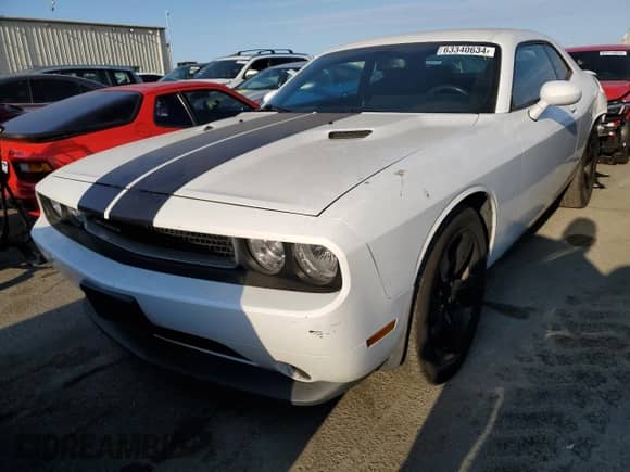 2013 Dodge Challenger SXT z VIN 2C3CDYAGXDH675954, wystawiony jako Copart lot #63340634 z przebiegiem 69 699 mil mil oraz Szkoda całkowita • Salvage title. Historia ofert i sprzedaży dostępna na DreamBid. Obrazek 1.