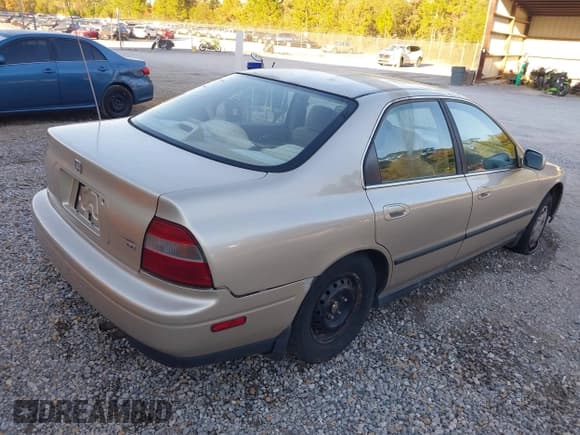 ✅ 1994 Honda Accord LX • VIN: JHMCD5637RC105662 • Lot: 43644239. Wystawiony na IAAI z przebiegiem 189 790 mil. Bezpłatny archiwum sprzedaży aukcyjnych z USA i szczegółowy raport historii pojazdu na DreamBid. Zdjęcie 4.