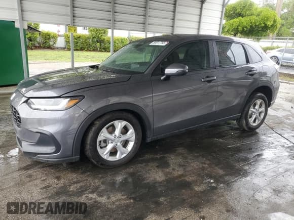 ✅ 2025 Honda HR-V LX • VIN: 3CZRZ1H34SM730263 • Лот: 58817795. Опубликован ранее на Copart с пробегом 8 863 миль. Бесплатный доступ к архиву аукционных продаж из США и подробный отчёт об истории автомобиля на DreamBid. Изображение 1.