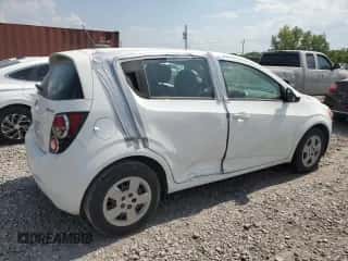 2016 Chevrolet Sonic LS с VIN 1G1JA6SH0G4164321, выставлен на аукционе Copart как лот 66323844 с пробегом 113 098 миль миль и Списание • Salvage title. История ставок и продаж доступна на DreamBid. Изображение 3.