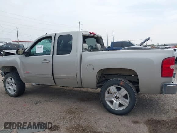 ✅ 2008 Chevrolet Silverado 1500 • VIN: 1GCEC19YX8Z293442 • Lot: 41645039. Wystawiony na IAAI z przebiegiem 128 008 mil. Bezpłatny archiwum sprzedaży aukcyjnych z USA i szczegółowy raport historii pojazdu na DreamBid. Zdjęcie 15.