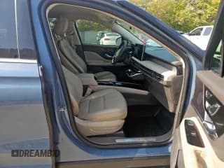 ✅ 2023 Lincoln Corsair Standard • VIN: 5LMCJ1CA5PUL18440 • Lot: 93896175. Wystawiony na Copart z przebiegiem 28 369 mil. Bezpłatny archiwum sprzedaży aukcyjnych z USA i szczegółowy raport historii pojazdu na DreamBid. Zdjęcie 5.