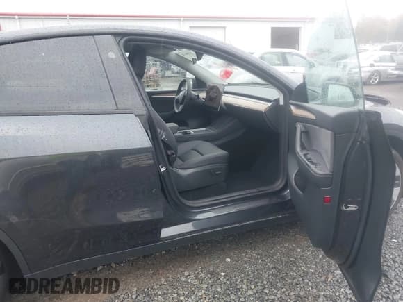 ✅ 2024 Tesla Model Y • VIN: 7SAYGDEDXRF019531 • Lot: 43566181. Wystawiony na IAAI z przebiegiem 10 542 mil. Bezpłatny archiwum sprzedaży aukcyjnych z USA i szczegółowy raport historii pojazdu na DreamBid. Zdjęcie 5.