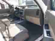 2008 Dodge Nitro SLT z VIN 1D8GT58K58W127765, wystawiony jako IAAI lot #41552533 z przebiegiem 177 492 mil mil oraz . Historia ofert i sprzedaży dostępna na DreamBid. Obrazek 5.