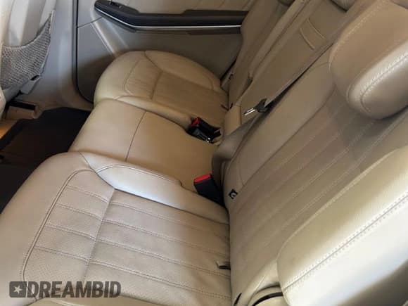 ✅ 2014 Mercedes-Benz GL 450 • VIN: 4JGDF7CE5EA374911 • Lot: 93522655. Wystawiony na Copart z przebiegiem 120 929 mil. Bezpłatny archiwum sprzedaży aukcyjnych z USA i szczegółowy raport historii pojazdu na DreamBid. Zdjęcie 6.