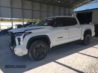 ✅ 2025 Toyota Tundra SR5 • VIN: 5TFWA5DB2SX249605 • Lot: 82513285. Wystawiony na Copart z przebiegiem 21 978 mil. Bezpłatny archiwum sprzedaży aukcyjnych z USA i szczegółowy raport historii pojazdu na DreamBid. Zdjęcie 1.