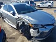 ✅ 2022 Toyota Camry Hybrid LE • VIN: 4T1C31AK8NU574190 • Lot: 43664407. Wystawiony na IAAI z przebiegiem 58 140 mil. Bezpłatny archiwum sprzedaży aukcyjnych z USA i szczegółowy raport historii pojazdu na DreamBid. Zdjęcie 1.