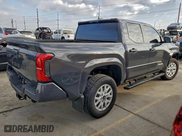 ✅ 2025 Toyota Tacoma SR5 • VIN: 3TMLB5JN9SM125531 • Lot: 94827635. Wystawiony na Copart z przebiegiem 6 018 mil. Bezpłatny archiwum sprzedaży aukcyjnych z USA i szczegółowy raport historii pojazdu na DreamBid. Zdjęcie 3.