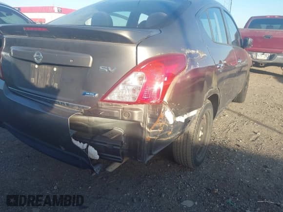 ✅ 2015 Nissan Versa S Plus • VIN: 3N1CN7AP7FL915302 • Lot: 43675811. Wystawiony na IAAI z przebiegiem 104 651 mil. Bezpłatny archiwum sprzedaży aukcyjnych z USA i szczegółowy raport historii pojazdu na DreamBid. Zdjęcie 13.