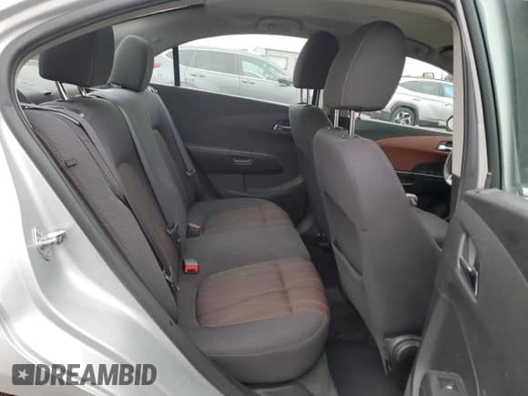 2015 Chevrolet Sonic LT z VIN 1G1JC5SH0F4133699, wystawiony jako Copart lot #82480565 z przebiegiem 81 978 mil mil oraz Szkoda całkowita • Salvage title. Historia ofert i sprzedaży dostępna na DreamBid. Obrazek 10.