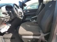 ✅ 2020 Chrysler Pacifica Touring • VIN: 2C4RC1FG0LR269716 • Lot: 81257835. Wystawiony na Copart z przebiegiem Nie podano. Bezpłatny archiwum sprzedaży aukcyjnych z USA i szczegółowy raport historii pojazdu na DreamBid. Zdjęcie 7.