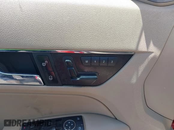 ✅ 2010 Mercedes-Benz E 350 • VIN: WDDKJ5GB4AF015776 • Lot: 42650318. Wystawiony na IAAI z przebiegiem 118 982 mil. Bezpłatny archiwum sprzedaży aukcyjnych z USA i szczegółowy raport historii pojazdu na DreamBid. Zdjęcie 13.