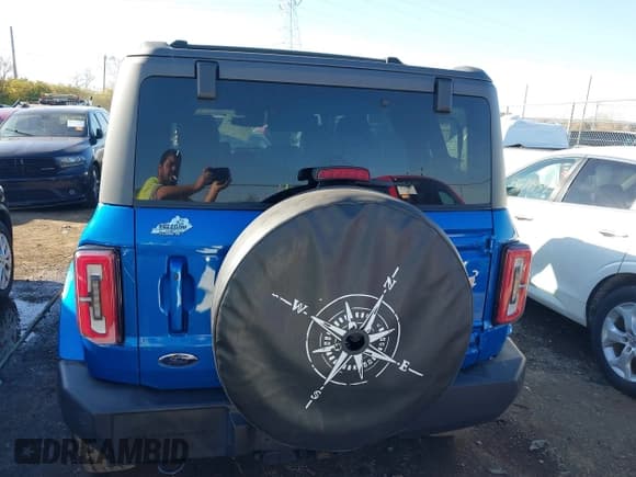 ✅ 2022 Ford Bronco Big Bend • VIN: 1FMEE5BPXNLB02700 • Lot: 43688328. Wystawiony na IAAI z przebiegiem 25 640 mil. Bezpłatny archiwum sprzedaży aukcyjnych z USA i szczegółowy raport historii pojazdu na DreamBid. Zdjęcie 17.