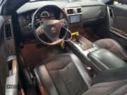 ✅ 2006 Cadillac XLR-V • VIN: 1G6YX36D965602338 • Lot: 71196765. Wystawiony na Copart z przebiegiem 49 285 mil. Bezpłatny archiwum sprzedaży aukcyjnych z USA i szczegółowy raport historii pojazdu na DreamBid. Zdjęcie 8.