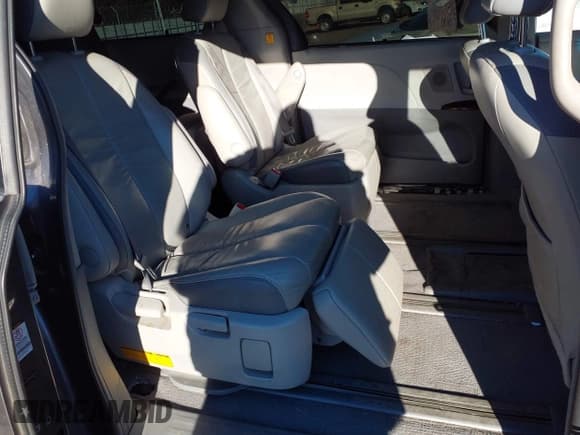 ✅ 2011 Toyota Sienna XLE • VIN: 5TDDK3DC8BS009739 • Лот: 41638710. Опубликован ранее на IAAI с пробегом 235 396 миль. Бесплатный доступ к архиву аукционных продаж из США и подробный отчёт об истории автомобиля на DreamBid. Изображение 8.