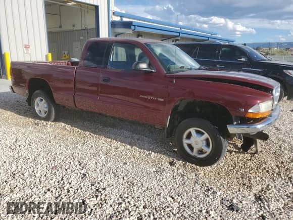 2000 Dodge Dakota Sport z VIN 1B7GG22N4YS690222, wystawiony jako Copart lot #66807314 z przebiegiem 142 377 mil mil oraz Czysty tytuł • Clean title. Historia ofert i sprzedaży dostępna na DreamBid. Obrazek 4.