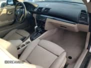 ✅ 2009 BMW 1 Series 128i • VIN: WBAUP93599VF49074 • Лот: 43756585. Опубликован ранее на Copart с пробегом 121 992 миль. Бесплатный доступ к архиву аукционных продаж из США и подробный отчёт об истории автомобиля на DreamBid. Изображение 8.