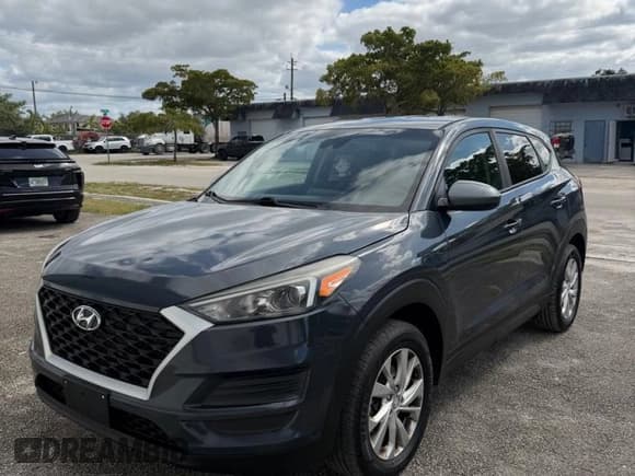 ✅ 2019 Hyundai Tucson SE • VIN: KM8J2CA41KU956337 • Лот: 92870165. Опубликован ранее на Copart с пробегом 152 719 миль. Бесплатный доступ к архиву аукционных продаж из США и подробный отчёт об истории автомобиля на DreamBid. Изображение 2.