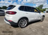 ✅ 2021 BMW X5 sDrive40i • VIN: 5UXCR4C02M9E57188 • Лот: 81959775. Опубликован ранее на Copart с пробегом 77 453 миль. Бесплатный доступ к архиву аукционных продаж из США и подробный отчёт об истории автомобиля на DreamBid. Изображение 3.