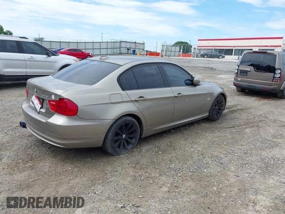 ✅ 2011 BMW 3 Series 328i • VIN: WBAPH7G57BNN06445 • Lot: 42493260. Wystawiony na IAAI z przebiegiem 172 413 mil. Bezpłatny archiwum sprzedaży aukcyjnych z USA i szczegółowy raport historii pojazdu na DreamBid. Zdjęcie 4.