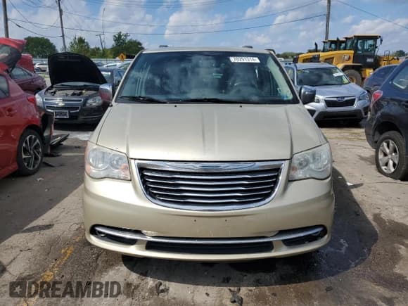 ✅ 2011 Chrysler Town & Country Touring L • VIN: 2A4RR8DG9BR798889 • Lot: 70291314. Wystawiony na Copart z przebiegiem Nie podano. Bezpłatny archiwum sprzedaży aukcyjnych z USA i szczegółowy raport historii pojazdu na DreamBid. Zdjęcie 5.