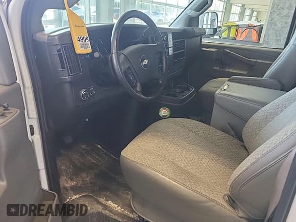 ✅ 2021 Chevrolet Express Cargo • VIN: 1GCWGAFP4M1303136 • Лот: 41990274. Опубликован ранее на IAAI с пробегом 133 702 миль. Бесплатный доступ к архиву аукционных продаж из США и подробный отчёт об истории автомобиля на DreamBid. Изображение 1.