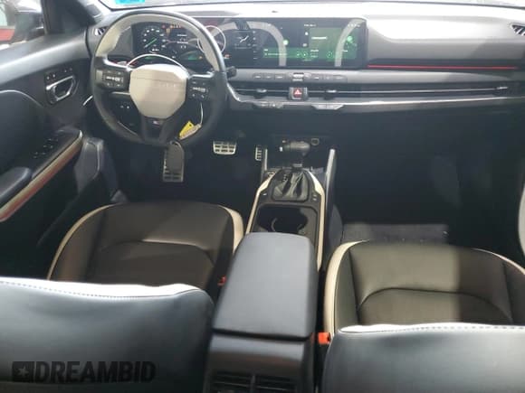 ✅ 2025 Kia K4 GT-Line Turbo • VIN: 3KPFW4DC2SE084935 • Lot: 71082195. Wystawiony na Copart z przebiegiem 9 265 mil. Bezpłatny archiwum sprzedaży aukcyjnych z USA i szczegółowy raport historii pojazdu na DreamBid. Zdjęcie 8.