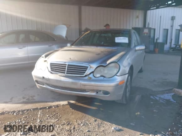 ✅ 2003 Mercedes-Benz C 240 • VIN: WDBRF61J53F422376 • Lot: 42262562. Wystawiony na IAAI z przebiegiem 167 003 mil. Bezpłatny archiwum sprzedaży aukcyjnych z USA i szczegółowy raport historii pojazdu na DreamBid. Zdjęcie 6.