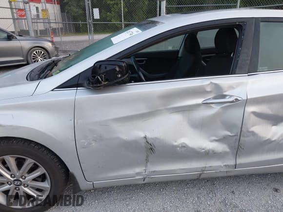 ✅ 2015 Hyundai Elantra SE • VIN: 5NPDH4AE1FH595111 • Lot: 42627746. Listed on IAAI with 119,690 mi. Free auction sales archive from the USA and detailed vehicle history report at DreamBid. Image 17.