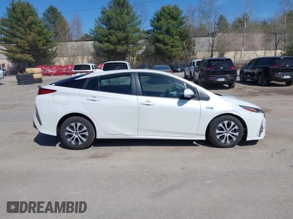 ✅ 2021 Toyota Prius LE • VIN: JTDKAMFP8M3174629 • Lot: 42087974. Listed on IAAI with 16,348 mi. Free auction sales archive from the USA and detailed vehicle history report at DreamBid. Image 13.