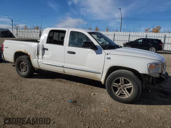 2010 Dodge Dakota Laramie z VIN 1D7CW5GP3AS140020, wystawiony jako Copart lot #76813194 z przebiegiem Nie podano mil oraz Szkoda całkowita • Salvage title. Historia ofert i sprzedaży dostępna na DreamBid. Obrazek 4.