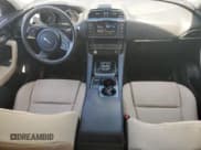 ✅ 2017 Jaguar F-Pace 35t • VIN: SADCS2BV5HA098447 • Lot: 50131205. Wystawiony na Copart z przebiegiem 80 205 mil. Bezpłatny archiwum sprzedaży aukcyjnych z USA i szczegółowy raport historii pojazdu na DreamBid. Zdjęcie 8.