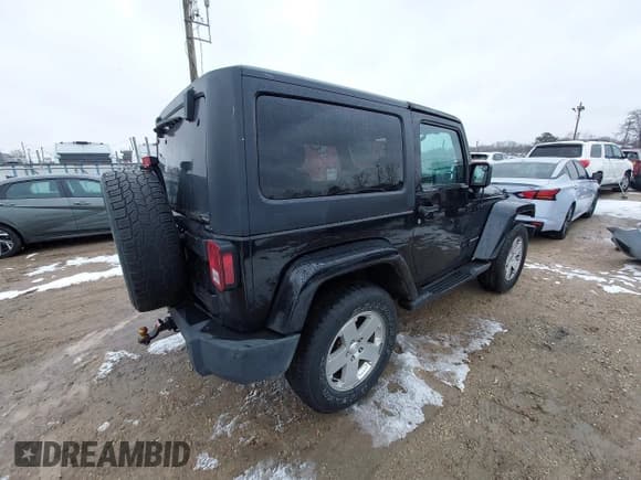 ✅ 2011 Jeep Wrangler Sahara • VIN: 1J4AA5D16BL626035 • Lot: 43878509. Wystawiony na IAAI z przebiegiem 208 265 mil. Bezpłatny archiwum sprzedaży aukcyjnych z USA i szczegółowy raport historii pojazdu na DreamBid. Zdjęcie 4.