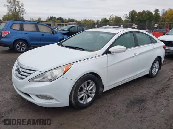 2013 Hyundai Sonata GLS z VIN 5NPEB4AC3DH568395, wystawiony jako IAAI lot #43452613 z przebiegiem 79 658 mil mil oraz . Historia ofert i sprzedaży dostępna na DreamBid. Obrazek 2.