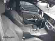 2020 BMW 3 Series M340i z VIN WBA5U7C07LFH58353, wystawiony jako IAAI lot #43368723 z przebiegiem 63 251 mil mil oraz . Historia ofert i sprzedaży dostępna na DreamBid. Obrazek 5.