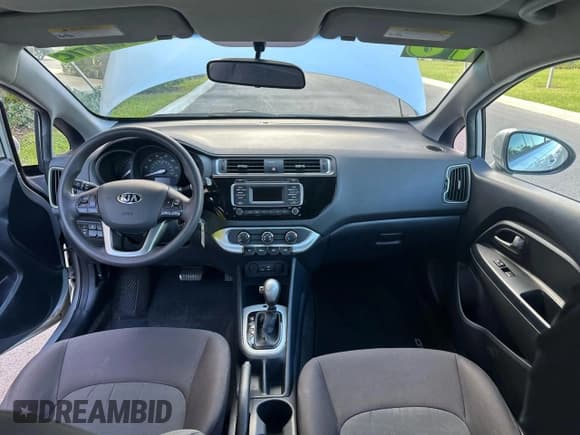 ✅ 2016 Kia Rio LX • VIN: KNADM4A39G6639777 • Lot: 93286125. Wystawiony na Copart z przebiegiem 86 523 mil. Bezpłatny archiwum sprzedaży aukcyjnych z USA i szczegółowy raport historii pojazdu na DreamBid. Zdjęcie 9.